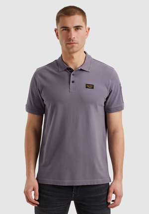 Pánská polo košile v purpurové barvě, vyrobená z bavlny. Obsahuje klasický límec, zapínání na tři knoflíky a nášivku s logem na hrudi. Krátké rukávy.