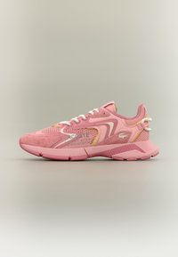 Różowe sportowe sneakersy z siateczkowej tkaniny, z teksturowanymi zamszowymi akcentami i gumową podeszwą. Udekorowane żółtymi detalami i brandingiem.