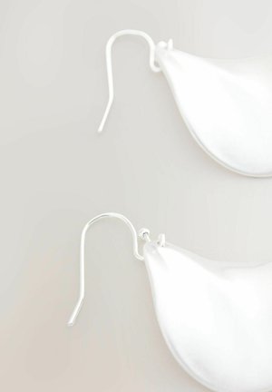 Weiße, blütenblattförmige Ohrringe mit silbernen Haken, glatte Textur und minimalistisches Design, die leichte und elegante Eigenschaften hervorheben.