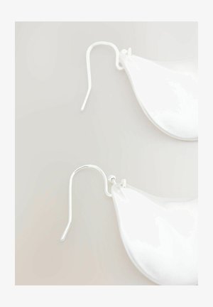 Weiße, blütenblattförmige Ohrringe mit silbernen Haken, glatte Textur und minimalistisches Design, die leichte und elegante Eigenschaften hervorheben.