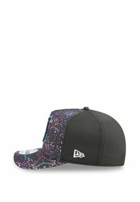 Casquette avec un motif coloré en taches rose, bleu et jaune à l'avant ; arrière en maille noire ; visière plate ; logo blanc sur le côté.