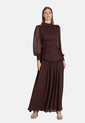 Vestido maxi de tela burdeos profundo, con mangas largas transparentes, un escote alto, diseño plisado y una falda fluida con acentos recogidos.