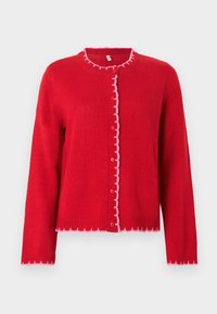 Κόκκινη πλεκτή ζακέτα με στρογγυλή λαιμόκοψη, ροζ κυματιστά τελειώματα, κλείσιμο με κουμπιά μπροστά και μακριά μανίκια. Ομαλή υφή, άνετη εφαρμογή.