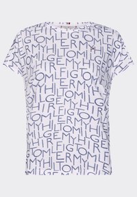 Camiseta blanca con un patrón de texto azul con letras de tamaños variados. Mangas cortas y escote redondo. Textura de tela suave.