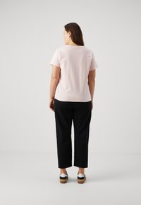 Levi's® Plus PERFECT - Potiskana majica - chalk pink