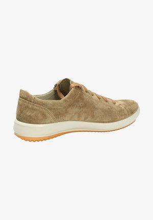 Baskets en suède marron avec profil bas, semelles intermédiaires blanches et semelles extérieures en caoutchouc orange. Présentent un bout rond et des lacets plats. Design minimaliste.