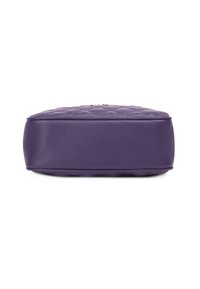 Borsa in pelle viola con parte superiore trapuntata, forma arrotondata, superficie liscia e fondo piatto. Presenta minimali dettagli in metallo.