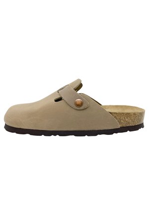 Zuecos de ante beige con punta redondeada, diseño recortado y una correa lateral con un detalle de botón marrón. Plantilla de corcho y suela de goma negra.