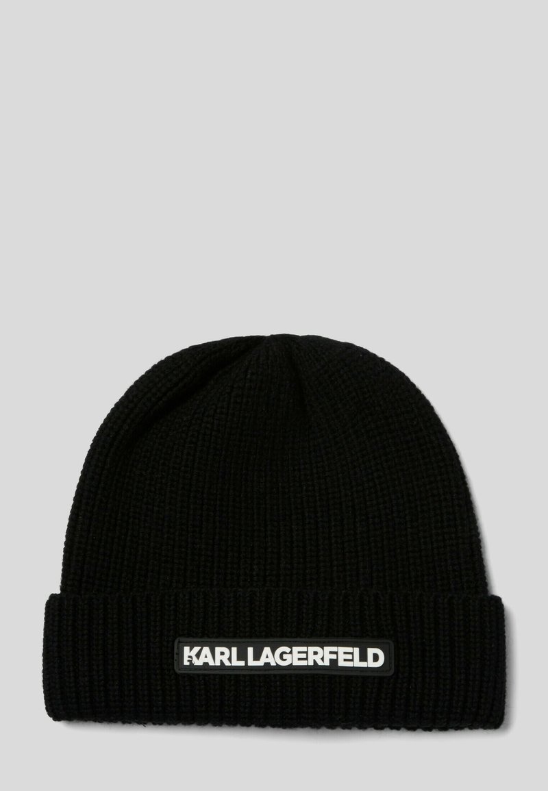 Bonnet en maille côtelée noir avec bord plié, orné d'un patch rectangulaire noir et blanc portant l'inscription "KARL LAGERFELD" à l'avant.