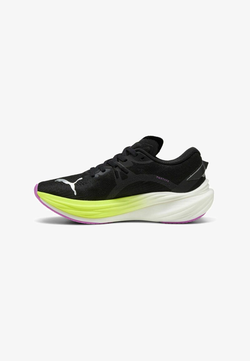 Chaussure de course noire légère avec une tige en mesh texturé, semelle intermédiaire vert vif et semelle extérieure violette contrastante. Présente un accent de logo blanc.