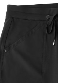 Pantalones cortos negros de tela suave, con una cintura ajustable con cordón, bolsillos diagonales y un pequeño detalle de broche plateado.