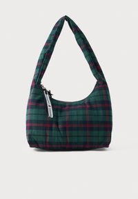 Sac en tissu à carreaux vert et marine, avec une forme hobo incurvée, une fermeture éclair et une anse en tissu. Présente une étiquette de marque sur le côté.