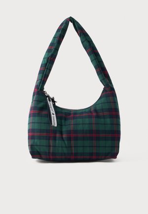 Sac en tissu à carreaux vert et marine, avec une forme hobo incurvée, une fermeture éclair et une anse en tissu. Présente une étiquette de marque sur le côté.