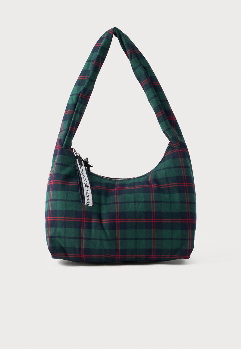Sac en tissu à carreaux vert et marine, avec une forme hobo incurvée, une fermeture éclair et une anse en tissu. Présente une étiquette de marque sur le côté.