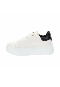 Białe skórzane sneakersy z teksturowanym czarnym obcasem, metalicznymi akcentami i grubą białą podeszwą. Posiadają okrągłe sznurowadła i minimalistyczny design.