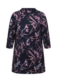 Abito floreale in tessuto blu navy con motivi rosa e blu, dotato di scollatura alta e maniche a tre quarti. Silhouette a linea A.