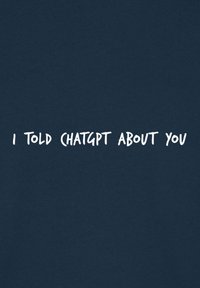 Tamno plava pamučna majica s hrabrim bijelim natpisom "REKAO SAM CHATGPT-u O TEBI." Glatka textura s klasičnim krojem.