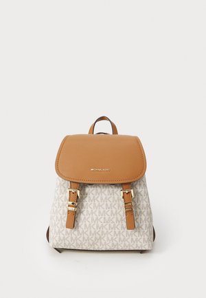Lo zaino presenta un cappuccio e spallacci in pelle beige, un corpo in tessuto grigio con un motivo a logo MK ripetuto, hardware in tonalità oro e una struttura robusta.