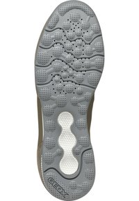 Suela de zapato de goma gris con patrones de agarre texturizados y perforaciones, que presenta una sección elevada en blanco y gris con el logo "GEOX".
