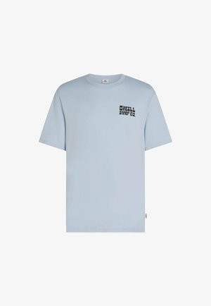 Hele sinine puuvillane T-särk lühikeste varrukatega ja ümara kaelusega. Vasakul rinnal on must "O'Neill Surf Co." graafika.