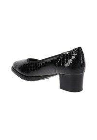 Pompe en simili cuir noir avec une texture crocodile, bout arrondi et un petit talon bloc. Elle présente un intérieur lisse et une semelle antidérapante.