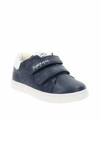 Sneaker in pelle blu navy con accenti bianchi, due cinturini regolabili in velcro, dettagli perforati e suola in gomma bianca testurizzata.