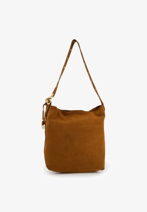 Hnědá semišová taška přes rameno s nastavitelným popruhem, zdobená přezkou ve zlaté barvě a bílým prošíváním.