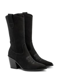 Czarne zamszowe buty w stylu western z wydłużonym noskiem, blokowym obcasem oraz ozdobnym srebrnym haftem na cholewce. Posiadają pętle do zakładania na kostkach.