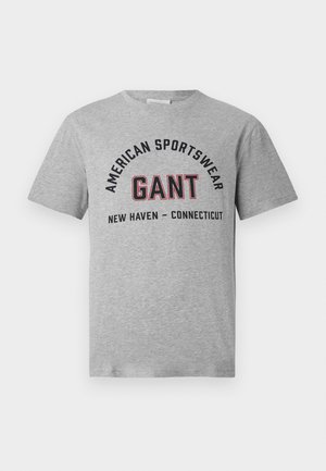 T-shirt grigio a maniche corte con la scritta "American Sportswear GANT New Haven - Connecticut" stampata sul davanti in lettere nere e rosse.