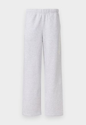 Svjetlo sive trenirka opuštenog kroja s elastičnim strukom i suptilnim bočnim grafikom na bijeloj pozadini.