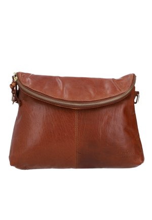 Bruine leren clutch met een gebogen gouden rits aan de bovenkant en een eenvoudige gestikte verticale naad in het midden.