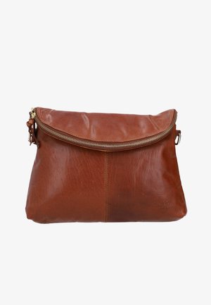 Bruine leren clutch met een gebogen gouden rits aan de bovenkant en een eenvoudige gestikte verticale naad in het midden.