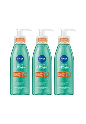 Drei transparente Flaschen des NIVEA Derma Skin Clear Gesichtswaschgels. Jede hat einen Pumpenaufsatz und enthält türkisfarbene Flüssigkeit, orangefarbene Akzente und Etiketten.