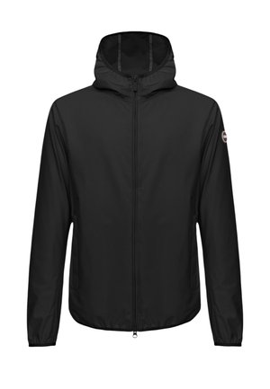 Giacca nera con cappuccio e zip, maniche lunghe e polsini elasticizzati, con un piccolo logo circolare sulla parte superiore della manica sinistra.