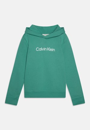 Zielona bluza z kapturem wykonana z miękkiej tkaniny, z kieszenią kangurką oraz białym nadrukiem logo "Calvin Klein" na przodzie.