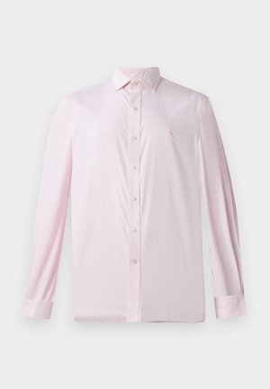 Camisa rosa de mangas longas, com botões, com riscas verticais, colarinho apontado e botões brancos em contraste; apresenta um pequeno logótipo no peito.
