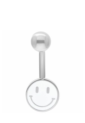 Silberner Bauchnabelring mit poliertem Ball und einem Anhänger in Form eines lächelnden Gesichts in Weiß- und Silberfarben.