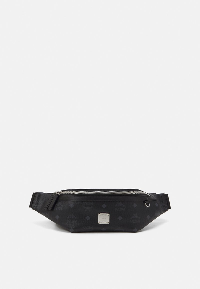 Marsupio in tessuto nero con un motivo in rilievo sottile, hardware in argento, chiusura a zip e tracolla regolabile. Presenta una placca con logo.