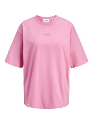 Rosa oversized T-skjorte med korte ermer, rund hals og liten "JJXX STUDIO"-tekst midt på brystet.