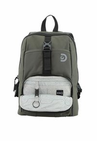 Mochila verde con un bolsillo frontal texturizado que presenta un patrón topográfico. Incluye protección RFID, una correa negra y un detalle de logo.