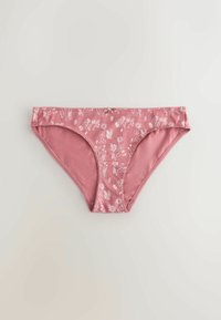 Sous-vêtement style bikini rose avec motifs floraux blancs et lignes abstraites, ainsi qu'un petit nœud décoratif au centre de la ceinture.