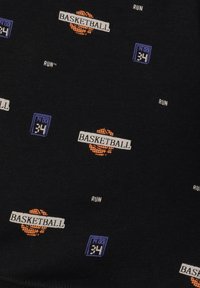 Czarny materiał z powtarzającymi się wzorami koszyków, słowem "KOSZYKÓWKA" oraz "BIEGNIJ" w różnych kolorach z graficznym akcentem zegara.