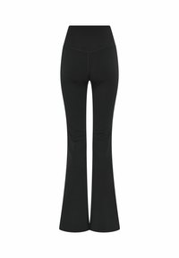 Zwarte, hooggesneden rekbare broek met uitlopende pijpen, rechtopstaand tegen een witte achtergrond weergegeven.