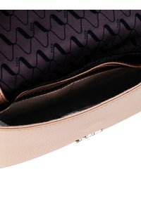 Růžová kožená kabelka s hladkým povrchem, zipovým uzávěrem a vzorovanou podšívkou s logem "VUCH". Uvnitř má více přihrádek.