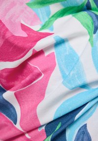 Bunt gemusterter Stoff mit Blumen in rosa, blau, grün und weißen Farbtönen; glatte Textur mit einem weich fallenden, sanften Aussehen.