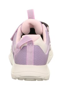 Fialová a růžová sportovní bota s texturovanou síťovinou, polstrovaným límcem a poutkem na patě. Lehká a polstrovaná podrážka.