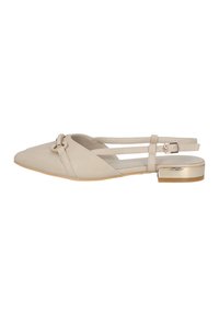 Escarpin en cuir beige à lanières avec une pointe fine, présentant un accent métallique et deux fines sangles au talon. Talon bas en bloc doré.