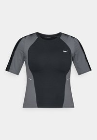 Αθλητικό τοπ με κοντά μανίκια σε μαύρο και γκρι, με εφαρμοστή σχεδίαση, στρογγυλή λαιμόκοψη και διακριτικό λογότυπο. Λείο ύφασμα με αντιθετικά πάνελ.