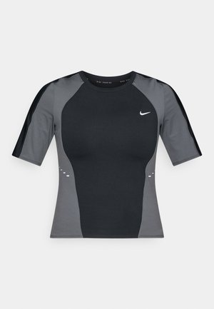 Lühikeste varrukatega spordipluus mustas ja hallis, millel on keha järgnev lõige, ümar kaelus ja tagasihoidlik logo. Sile tekstuur kontrastsete paneelidega.