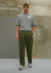 Jordan M J FLT ESS OVRSZ SS CREW - T-shirt basic - carbon heather